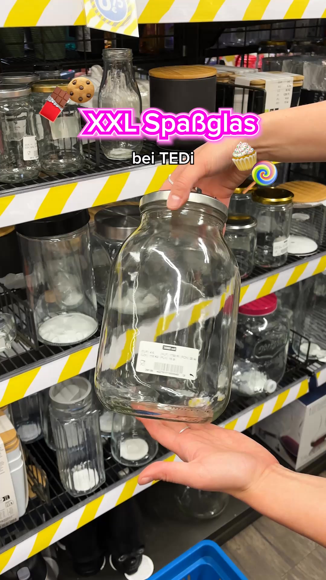 Das perfekte XXL Spaßglas zum Verschenken oder selbst Naschen 🍫✨, Welche Süßigkeit darf bei dir nicht fehlen? 👇 | TEDi Deutschland