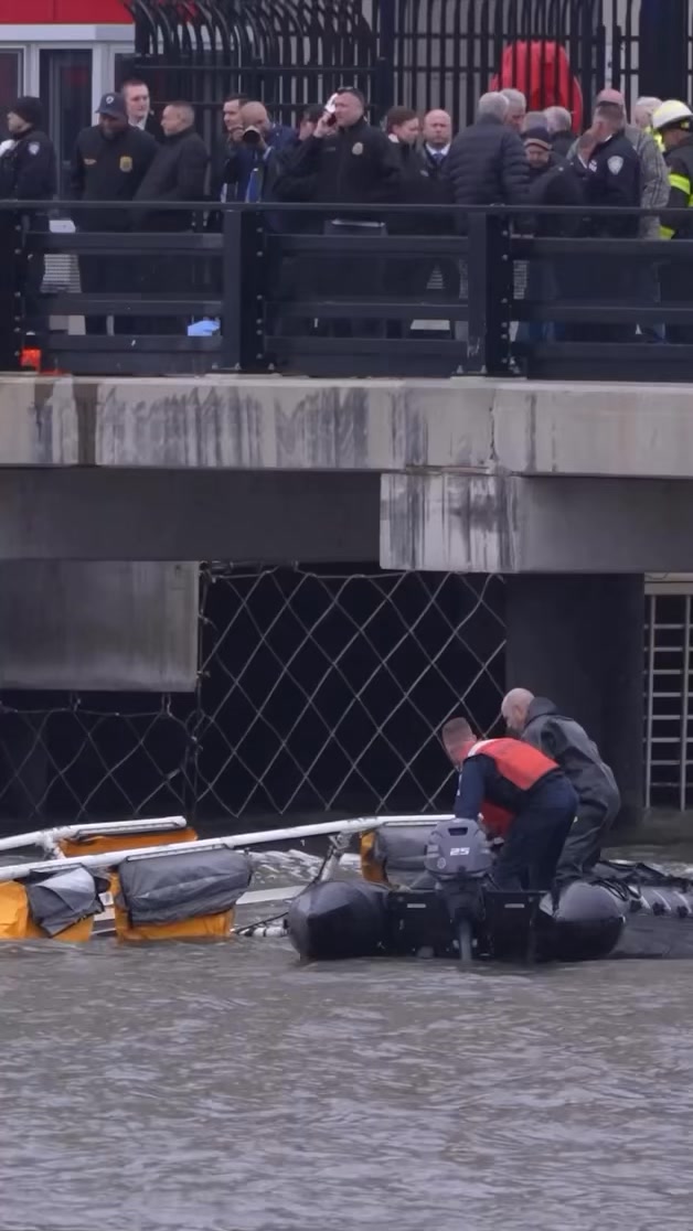 🚨 Helicopter crashes into Hudson River in New York City, 6 dead The ...