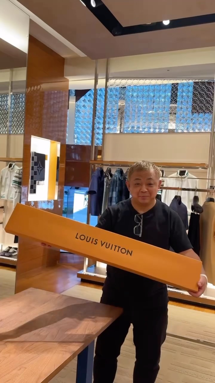 精緻な仕立てと上質な素材。ウェアやアイコニックなレザーグッズが豊富