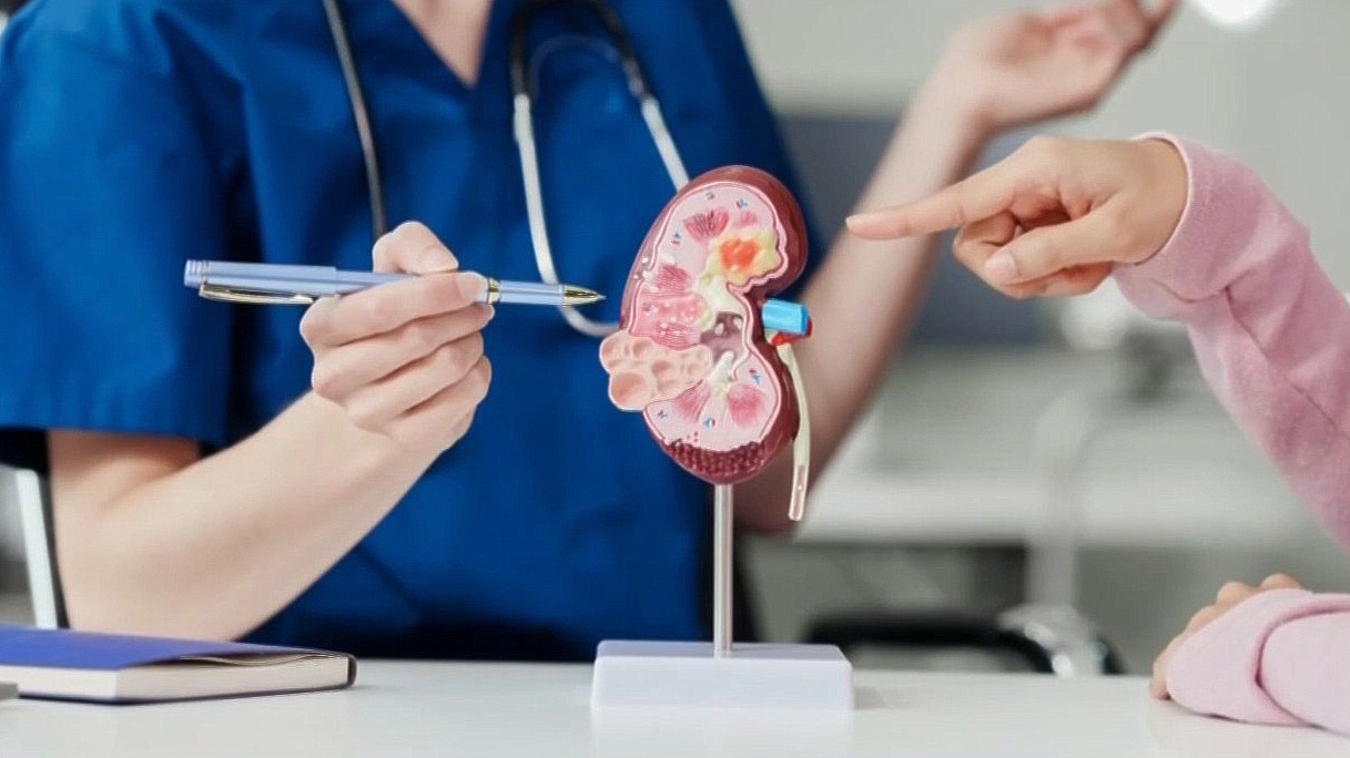 La nefróloga Adriana Dejman advirtió sobre los peligros de consumir vitaminas C, D y calcio en exceso sin supervisión médica. , ✅ Sigue esta y más noticias las 24 horas en ViX 👉 https://bit.ly/40WtkMO 