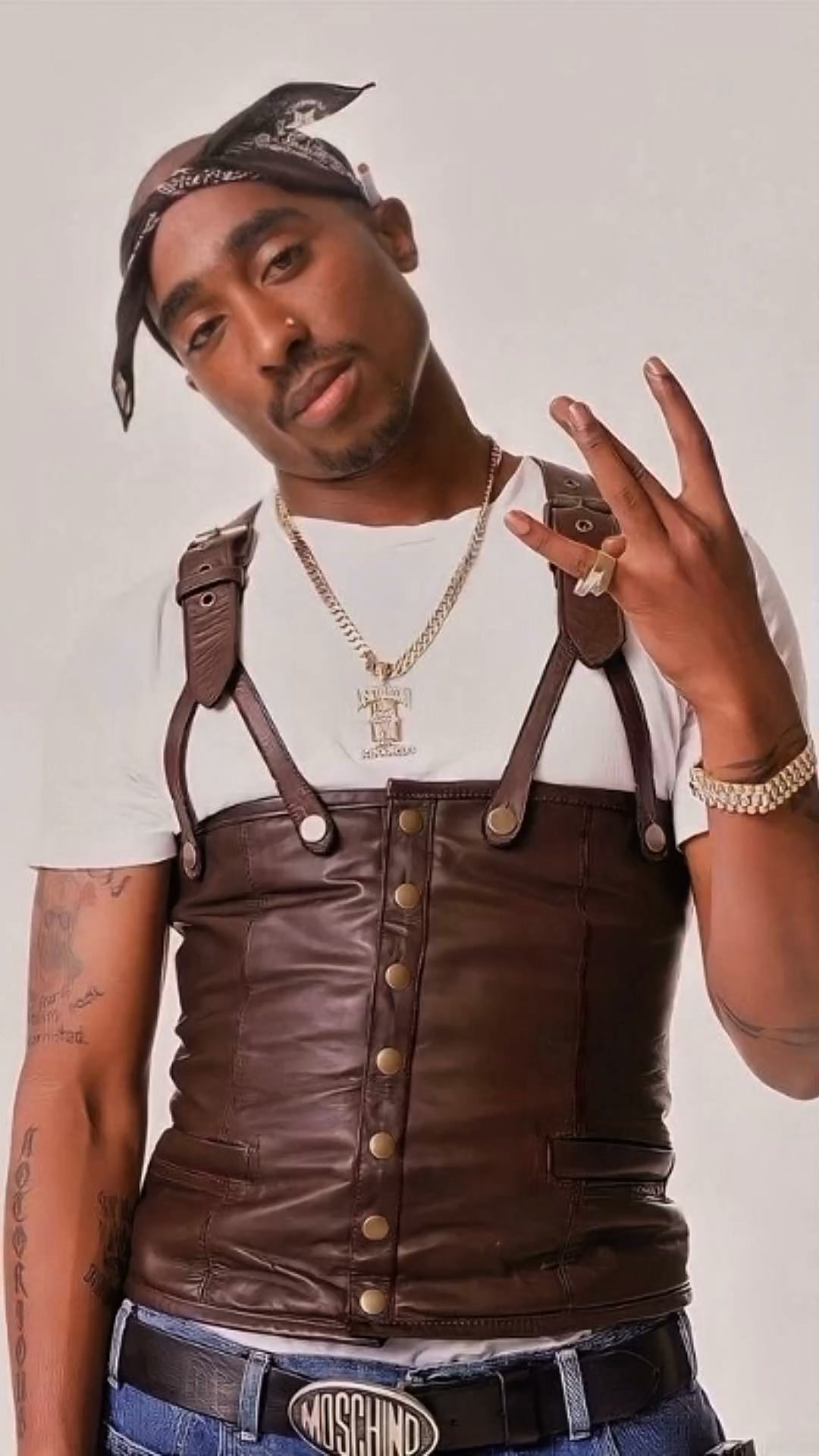 A LEGEND LEFT THE WORLD, BUT NEVER LEFT OUR HEARTS. 🕊️👑 Tupac
