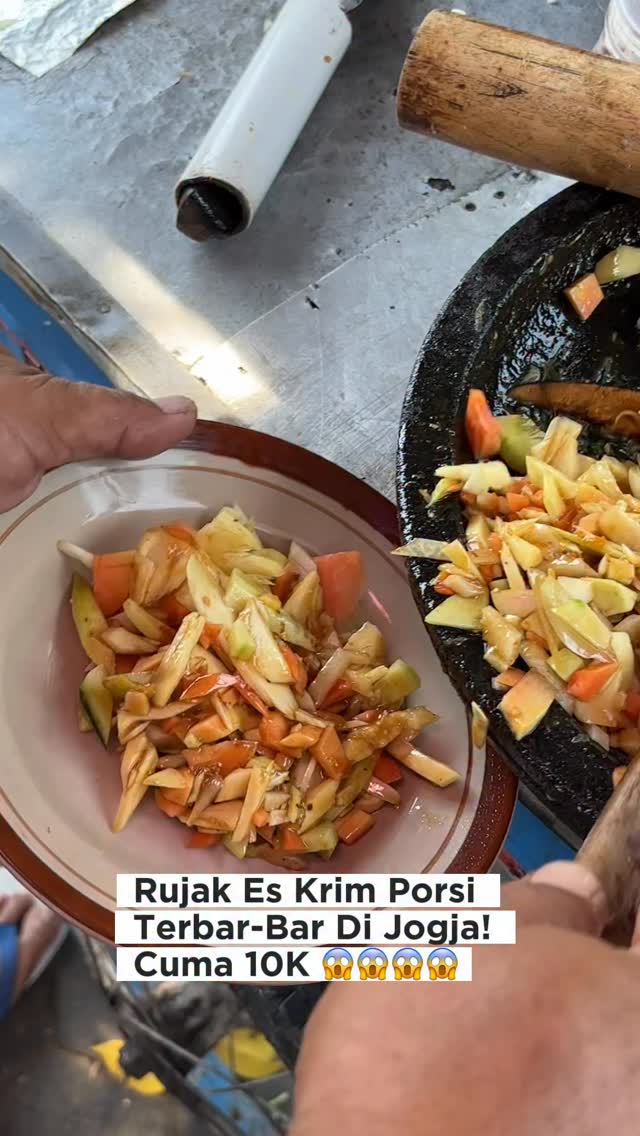 Gils!! Rujak es krim versi terbar bar yang pernah aku temu di Jogja nih ...