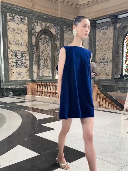 #LondonFashionWeek is rewriting the rules of British style. For his debut Mulberry by Christopher Kane show, #ChristopherKane reimagined the house codes through a fresh lens, while ERDEM took preppy 