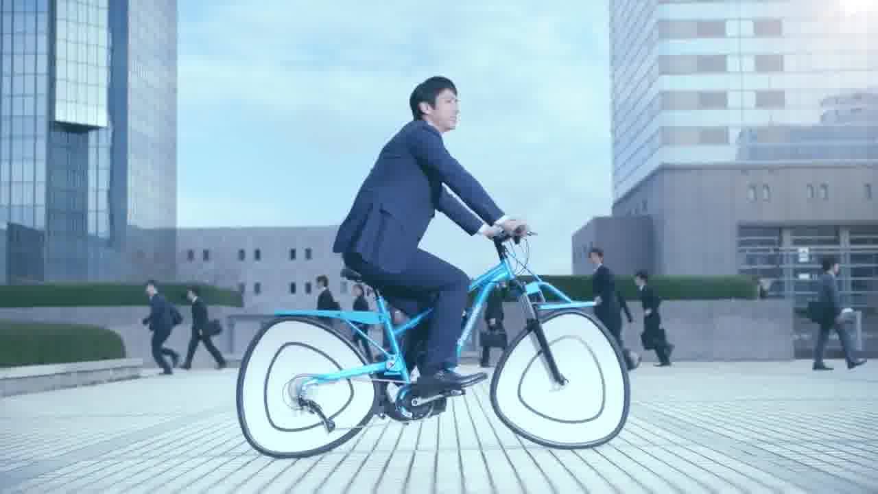気持ち良さそうに街中を駆け抜ける西島秀俊さんご出演のCM 注目は乗っ 