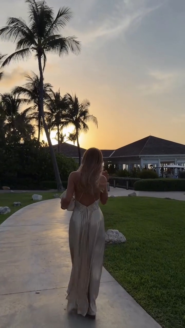 Oceanfront dining at its finest. 🌊 Savour fresh Island cuisine at DUNE located at The Ocean Club, A Four Seasons Resort, Bahamas, where every bite comes with a side of views. Learn