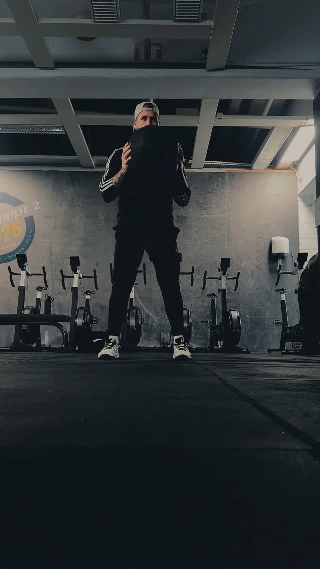 Todays workout in a nutshell 🏻 Upper body pushing muscles 1. Medicine ...