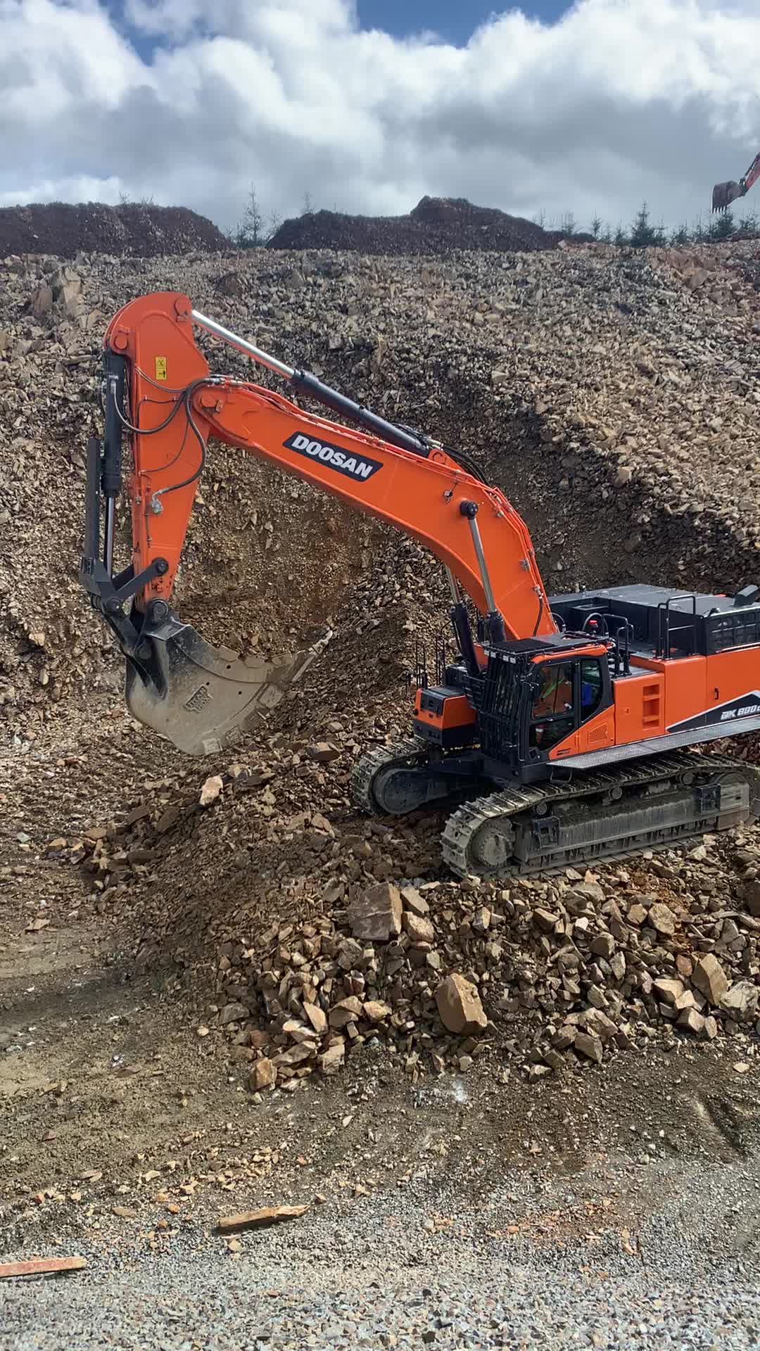 Primo escavatore Doosan DX1000LC-7 da 100 t venduto in Europa | Machinery Trader Italia Blog