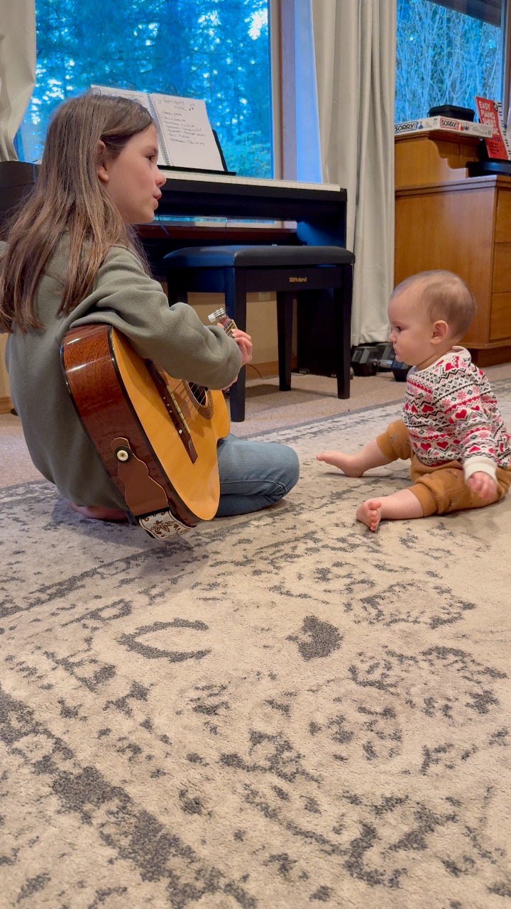 Jessica sings to her baby sister, #music #bedtimestory #singer # ...
