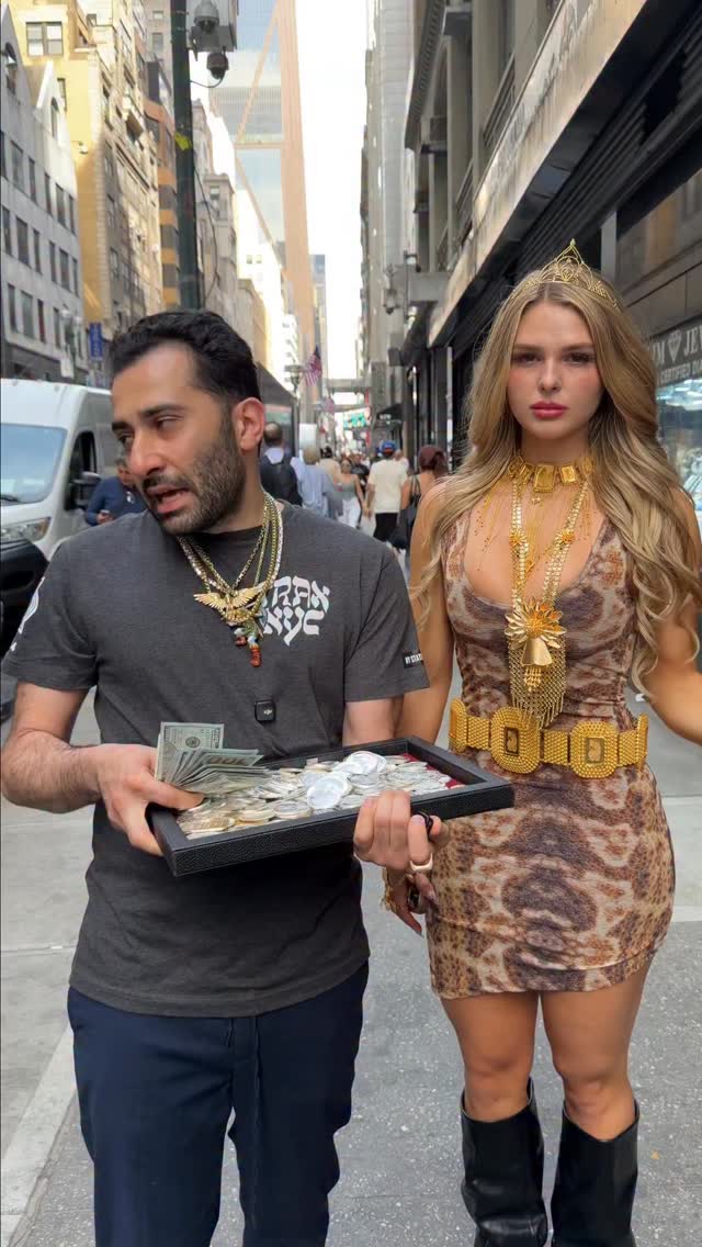 Hit the streets with Sava Schultz ♡ wearing 21k gold jewelry and