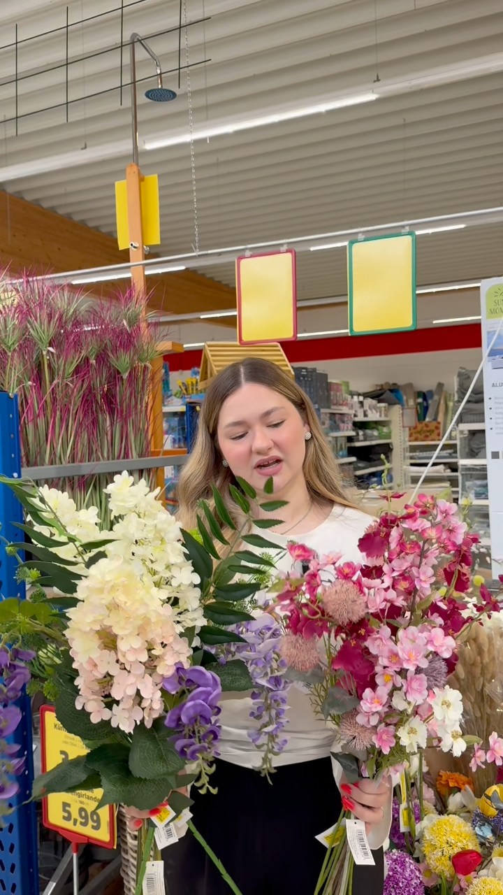 🌸✨ Blütenzauber für dein Zuhause, Mit unseren Kunstblumen setzt du stilvolle Akzente und genießt das ganze Jahr über frische Farben – ganz ohne Gießen., 👉 Jetzt ab 1€ in unseren Märkten erhältlich.,