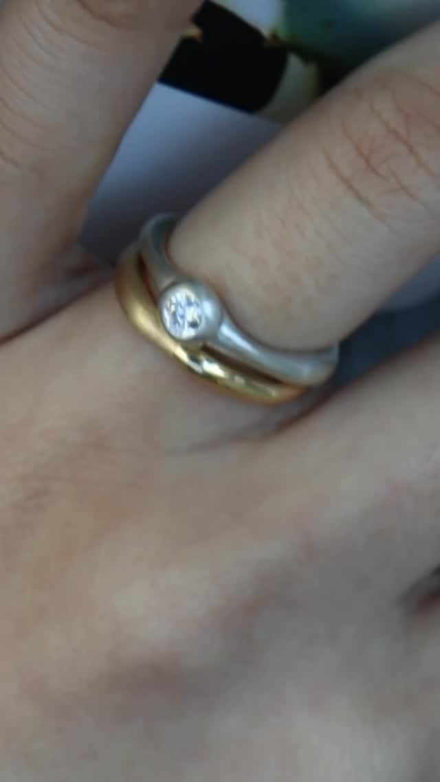 静かに輝く 結婚・婚約指輪, 特別だからこそ 飾りすぎない , 背伸びをしない美しさがいちばん長く寄り添ってくれます , 何気ない日常にそっと溶け込み , いつもの時間にやさしく寄り添う存在であるように , 装うたびに心地よさを感じられるよう 有機的なフォルムと手作業ならではの揺らぎを活かしたデザイン , 日 のスタイルの延長として 自然に身につけられること ,