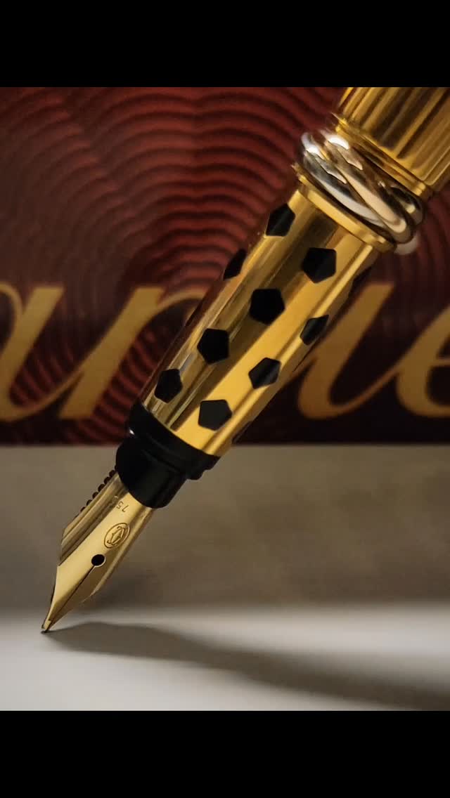 Presenting a Wonderfull Panthère de Cartier fountain pen ! This is