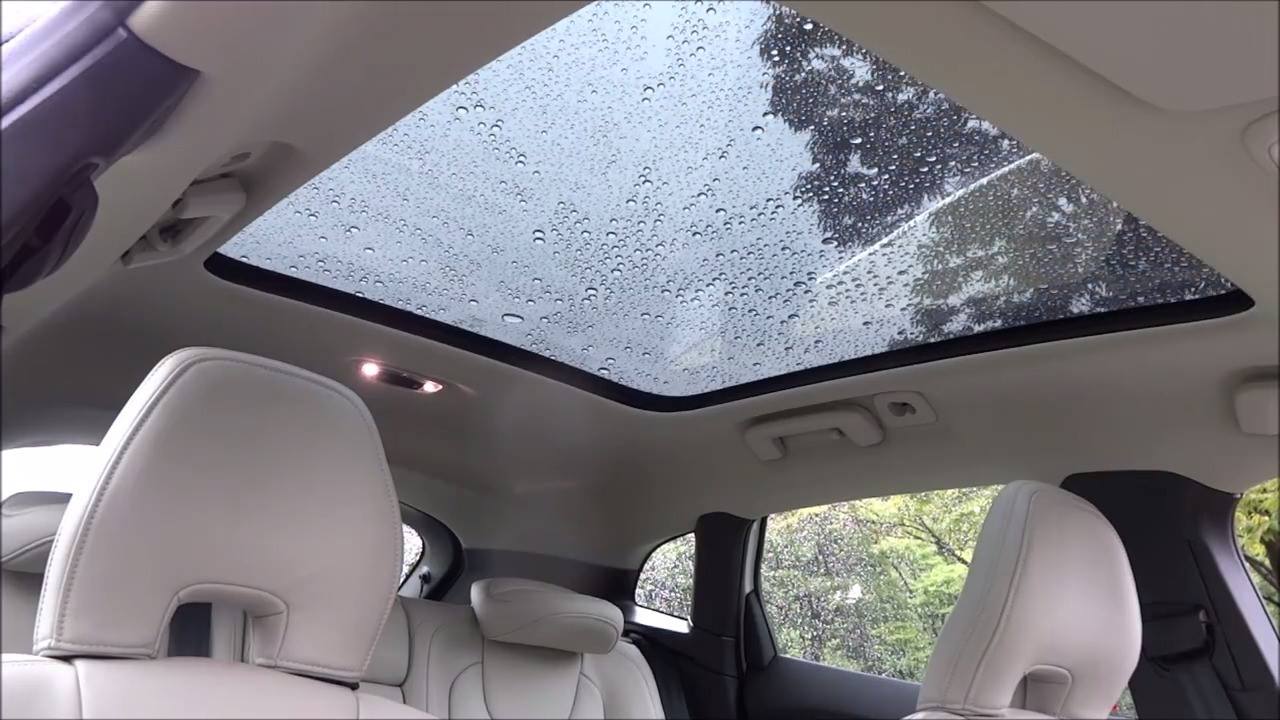 自然光が降り注ぐ、大きなパノラマ・ガラスルーフ】 V40、V40 