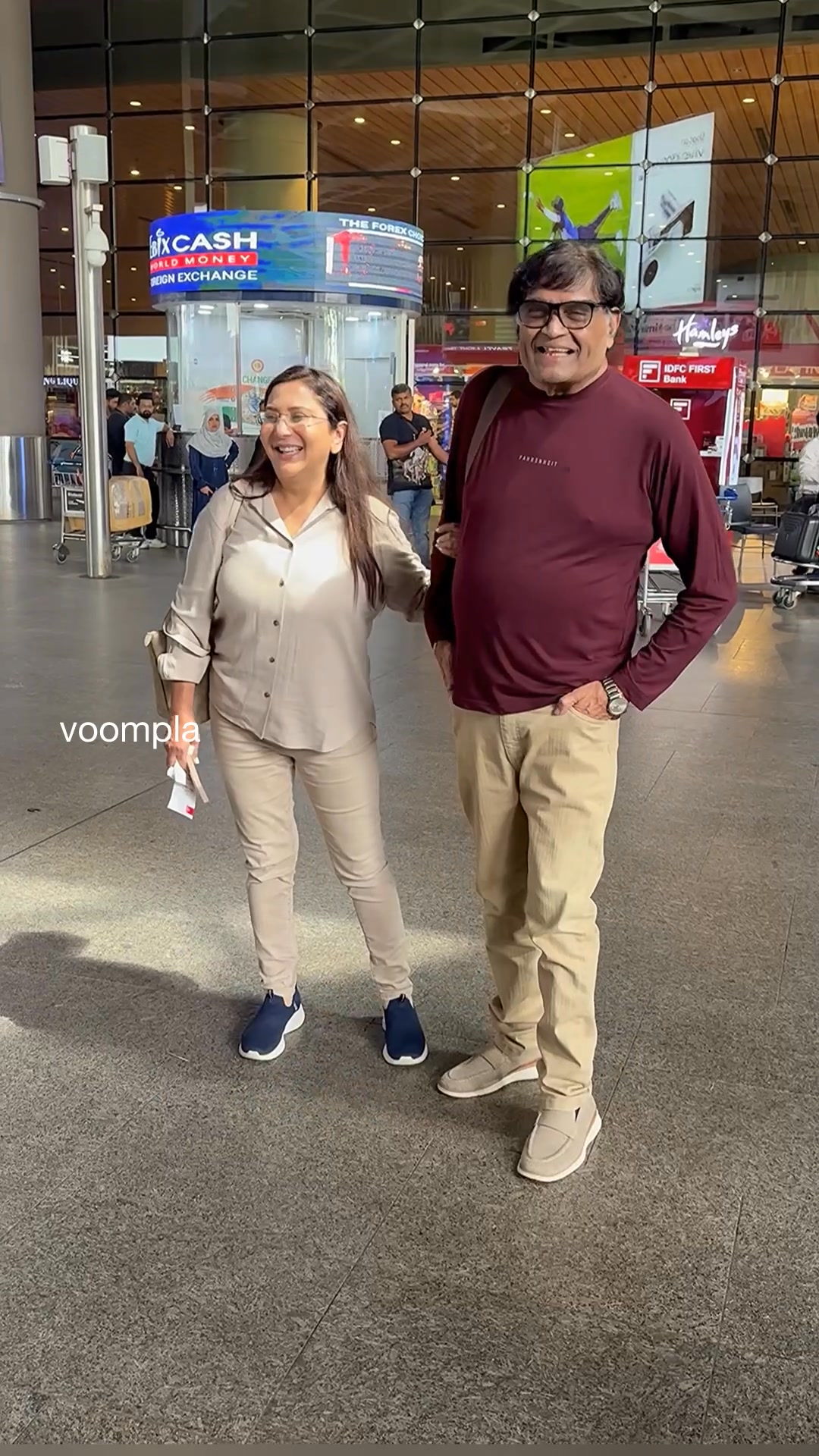 ashok saraf and wifey nivedita spotted at mumbai airport as they