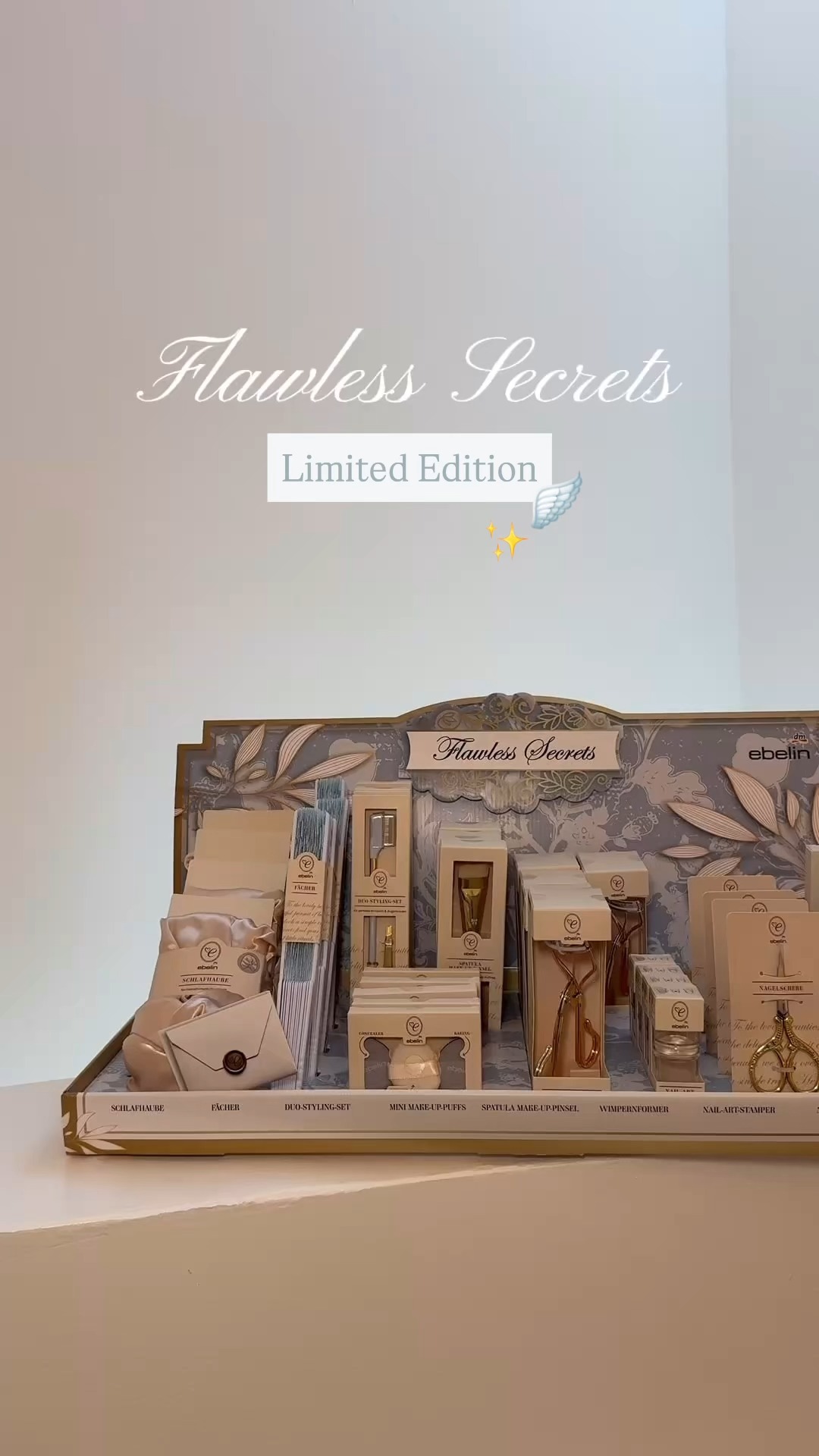 Unsere neue Limited Edition „Flawless Secrets“ ist da uns zieht ab heute in die dm-Märkte und den Onlineshop ein. 😍, 🪽Schlafhaube, 🪽Fächer, 🪽Duo-Styling-Set, 🪽Mini Make-up-Puffs, 🪽Spatula