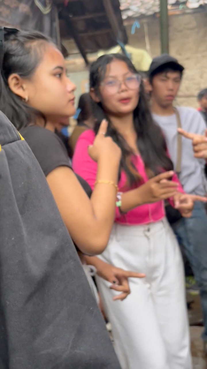 Kalau udah kecanduan musik terebang pasti joged walaupun tidak ...