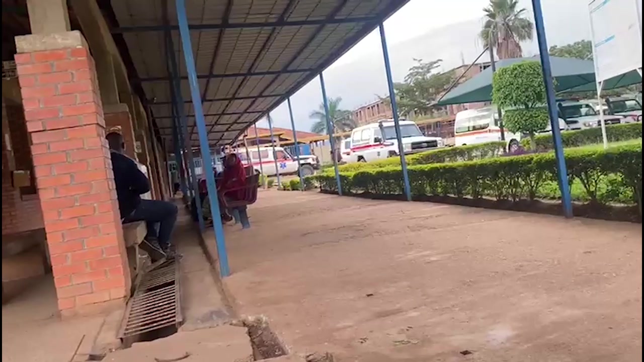 KIGALI Umugabo Ndikumana Daniel aratabariza umugore we nyuma yaho ...
