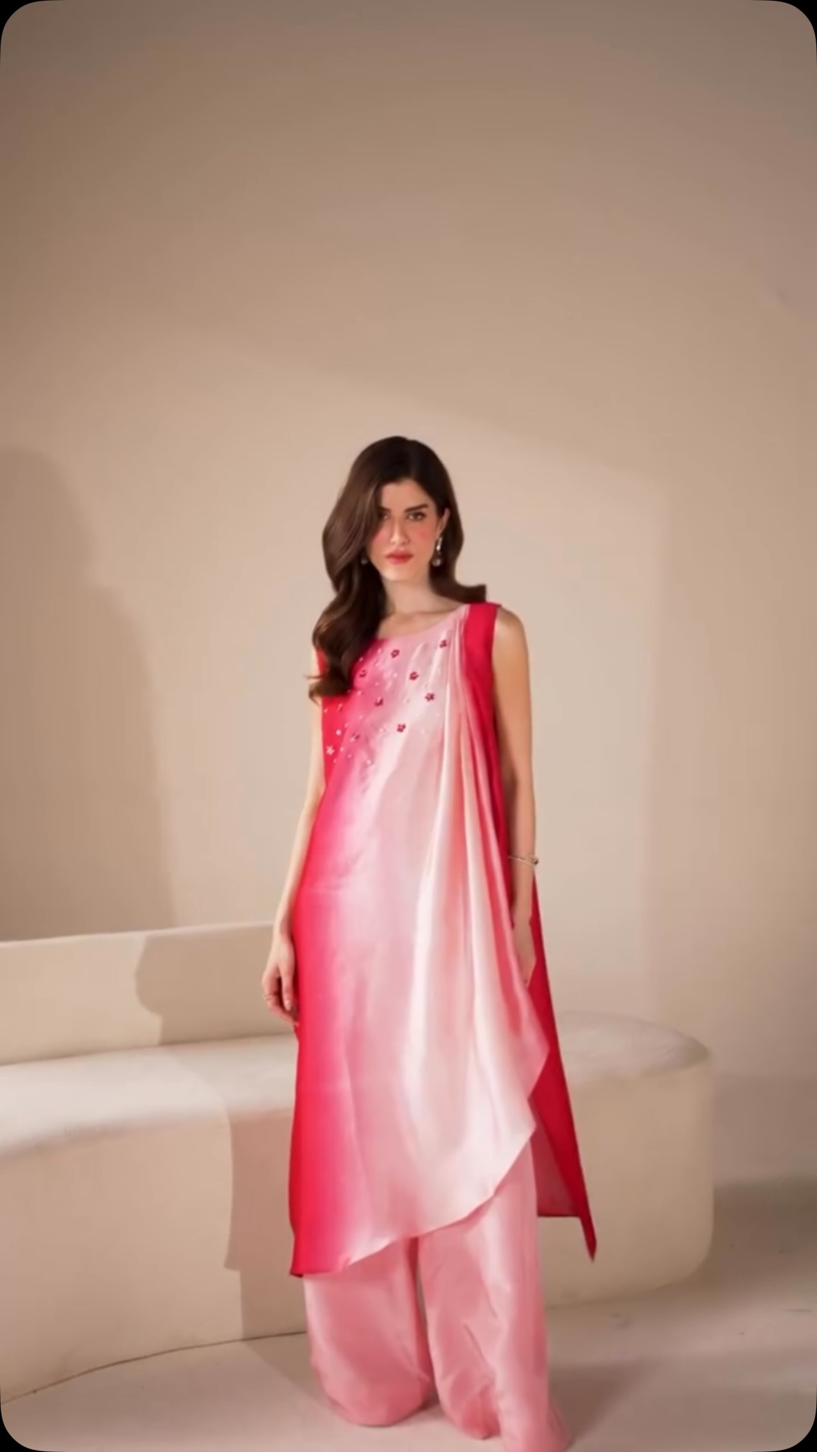 ハン Draped in pure sheesha silk, FIORA is where refined craftsmanship