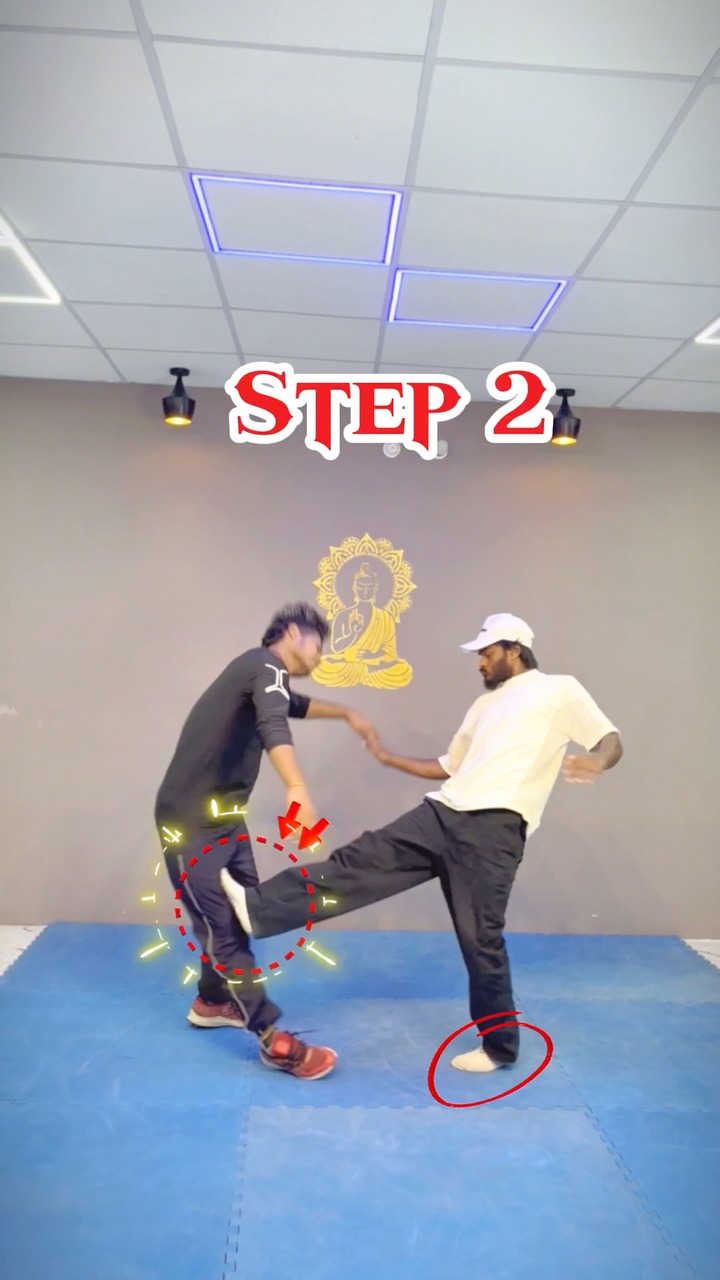 Self defense tutorial 💥 #thefluxacademy #shorts #tutorial #kick ...