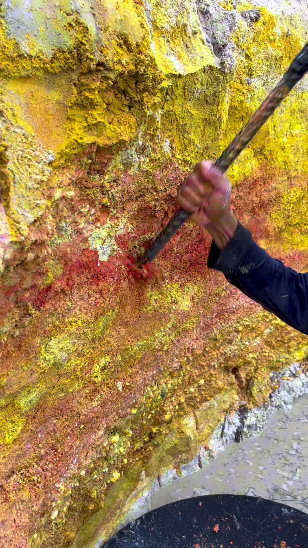 The process of finding gold | finding gold in bedrock fragments ...