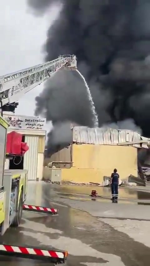 🔥🚨#OmanNews : A fire has broken out at a warehouse in the Barka ...