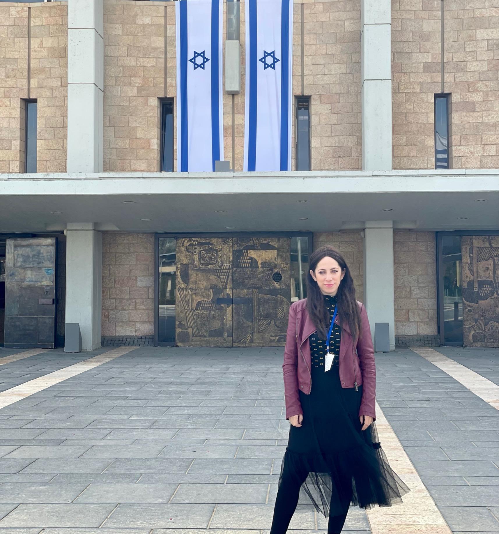 אני רות - = פרק 23 - מעון אלומה = יומיים לאחר השבע ברכות, פייגי לקחה ...