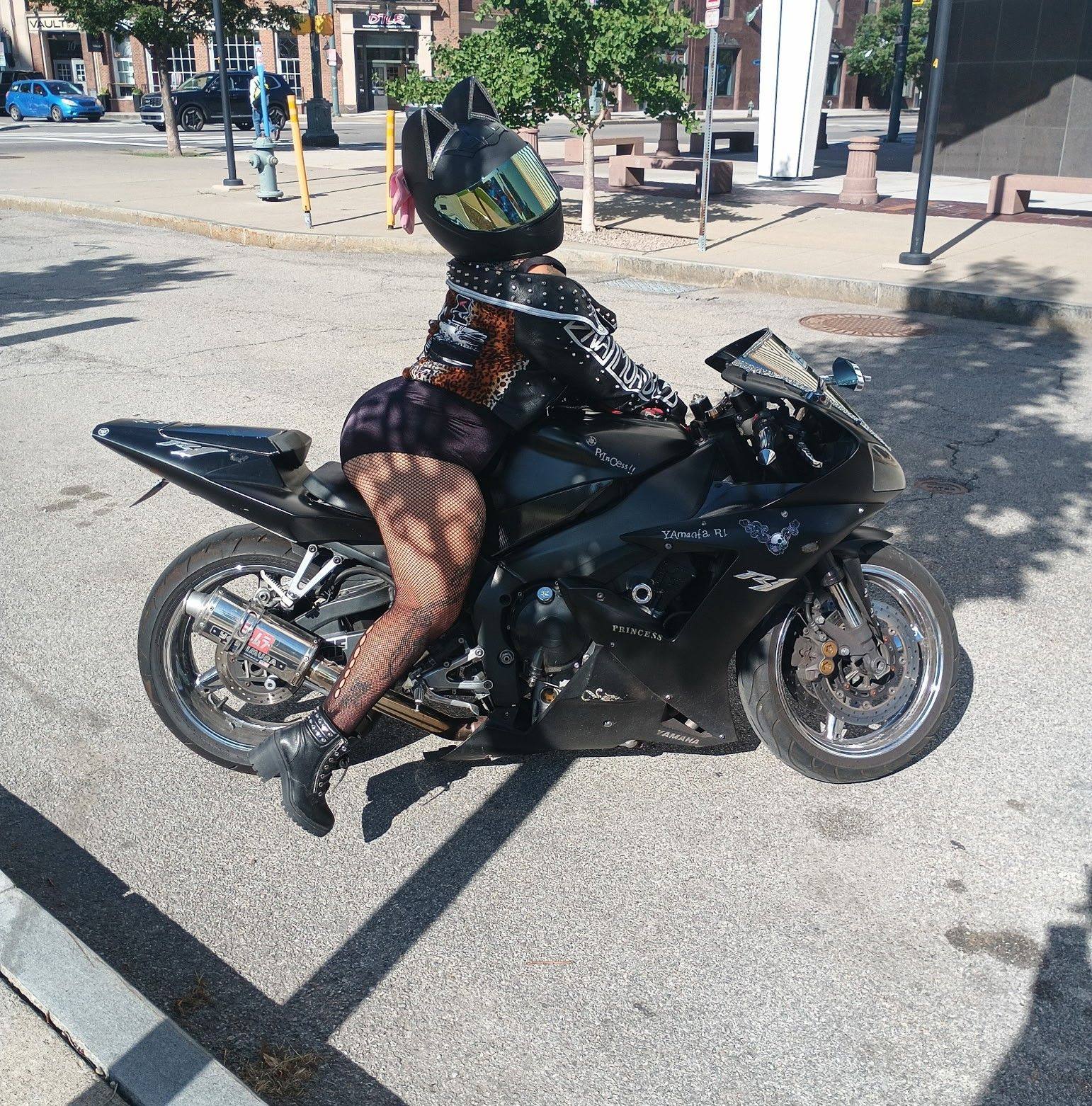 Bikergirl Smilez Russell