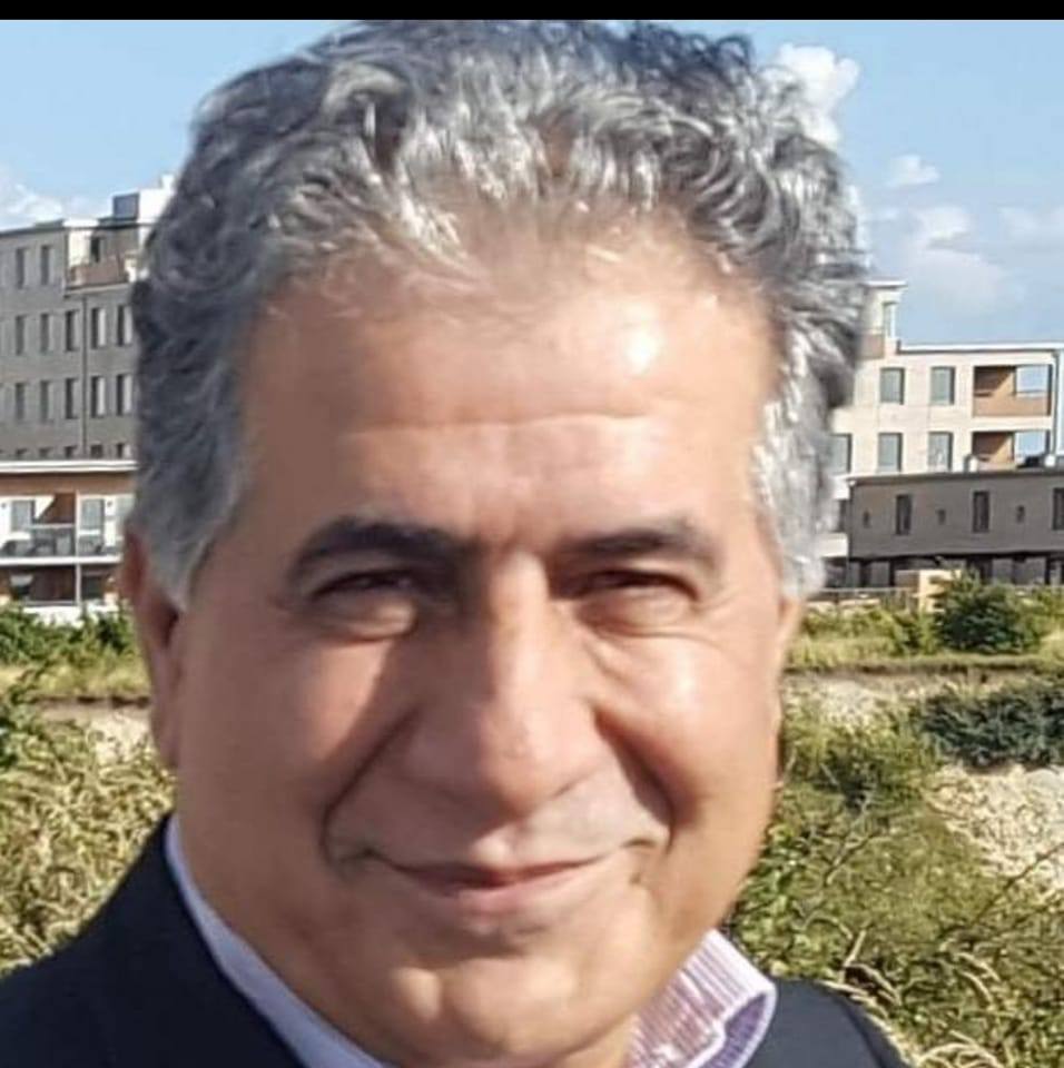 جلوه ای از سقوط انسانیت این ویدیو را نگاه کنید این آقای روزنامه نگار ...