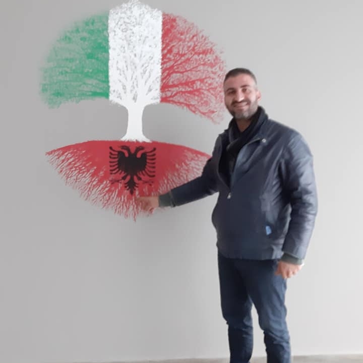 Shtyllat në Mollas, Cërrik, i ngulin qytetarët vetë vullnetarisht ...
