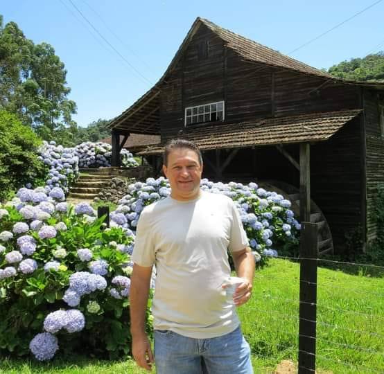 Nunca precisamos tanto de ideias!!! 🎧 O “Minha estante colorida” está ...