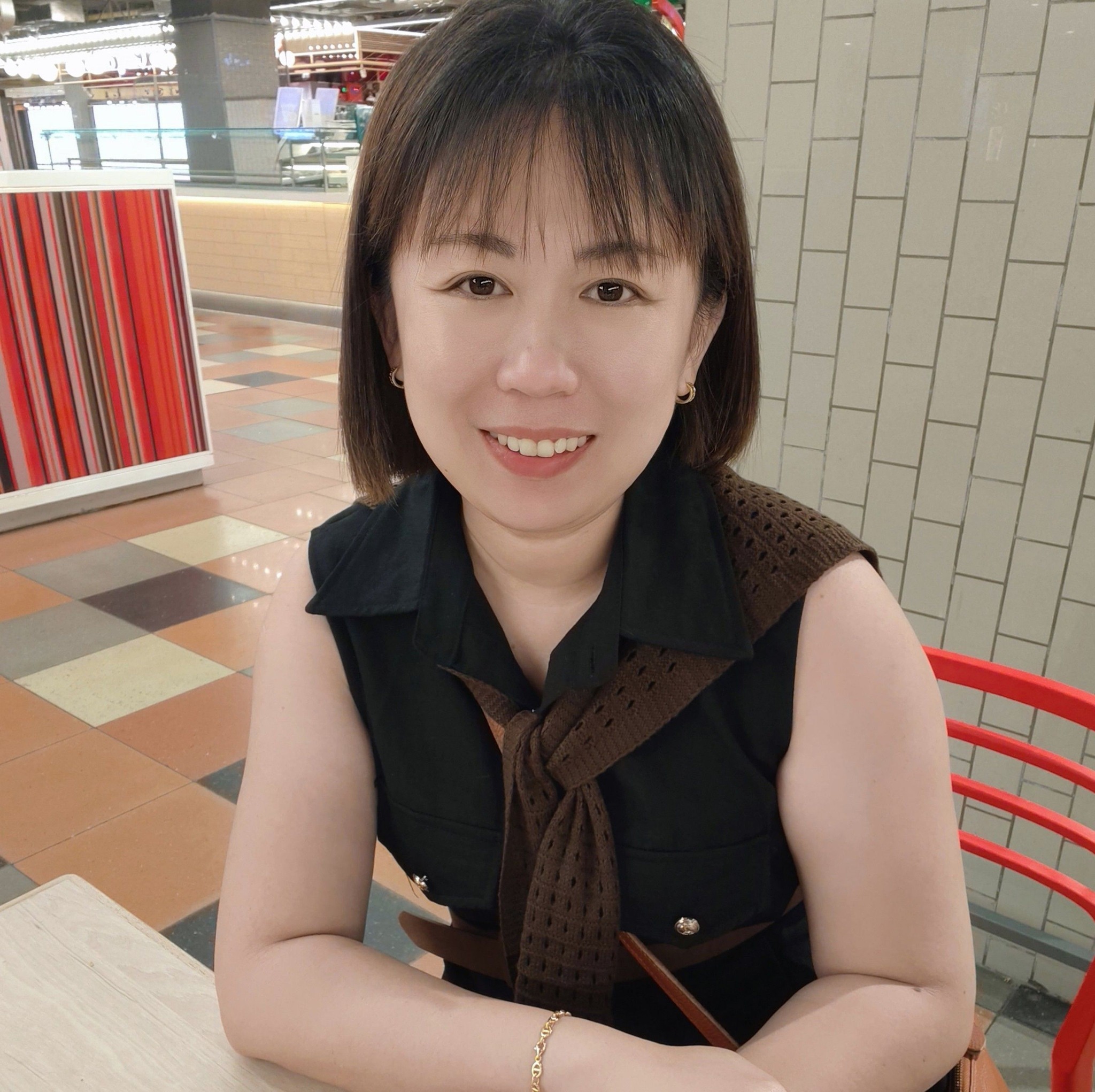Chan Chan Lim - 刚刚去饼铺买东西，没想到一眼就被这些熟悉的味道吸引住了🥹 ️ 🐷 小猪月饼、猪笼饼... | Facebook