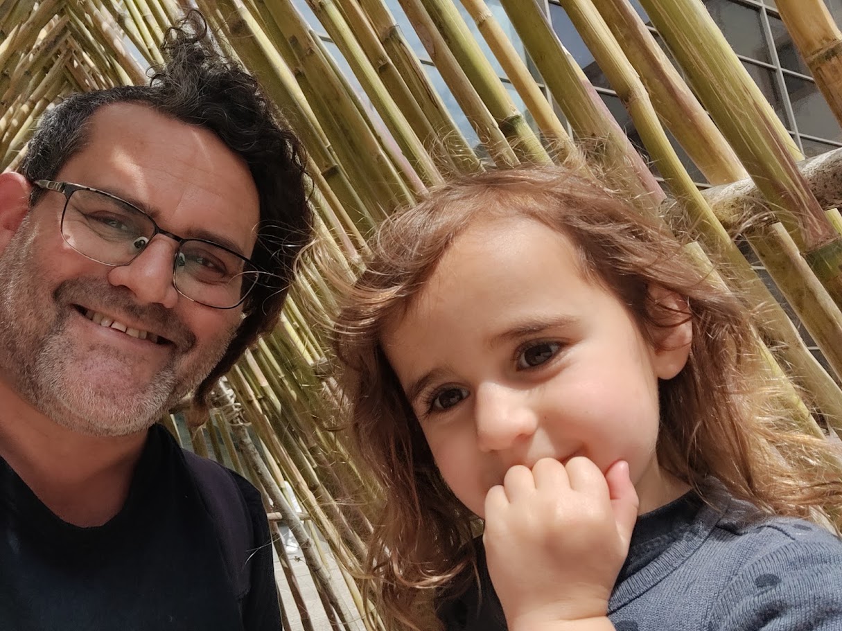 ישראלים בספרד | Israelíes en España | היי, אני וחבר אמורים לטוס בקרוב ...