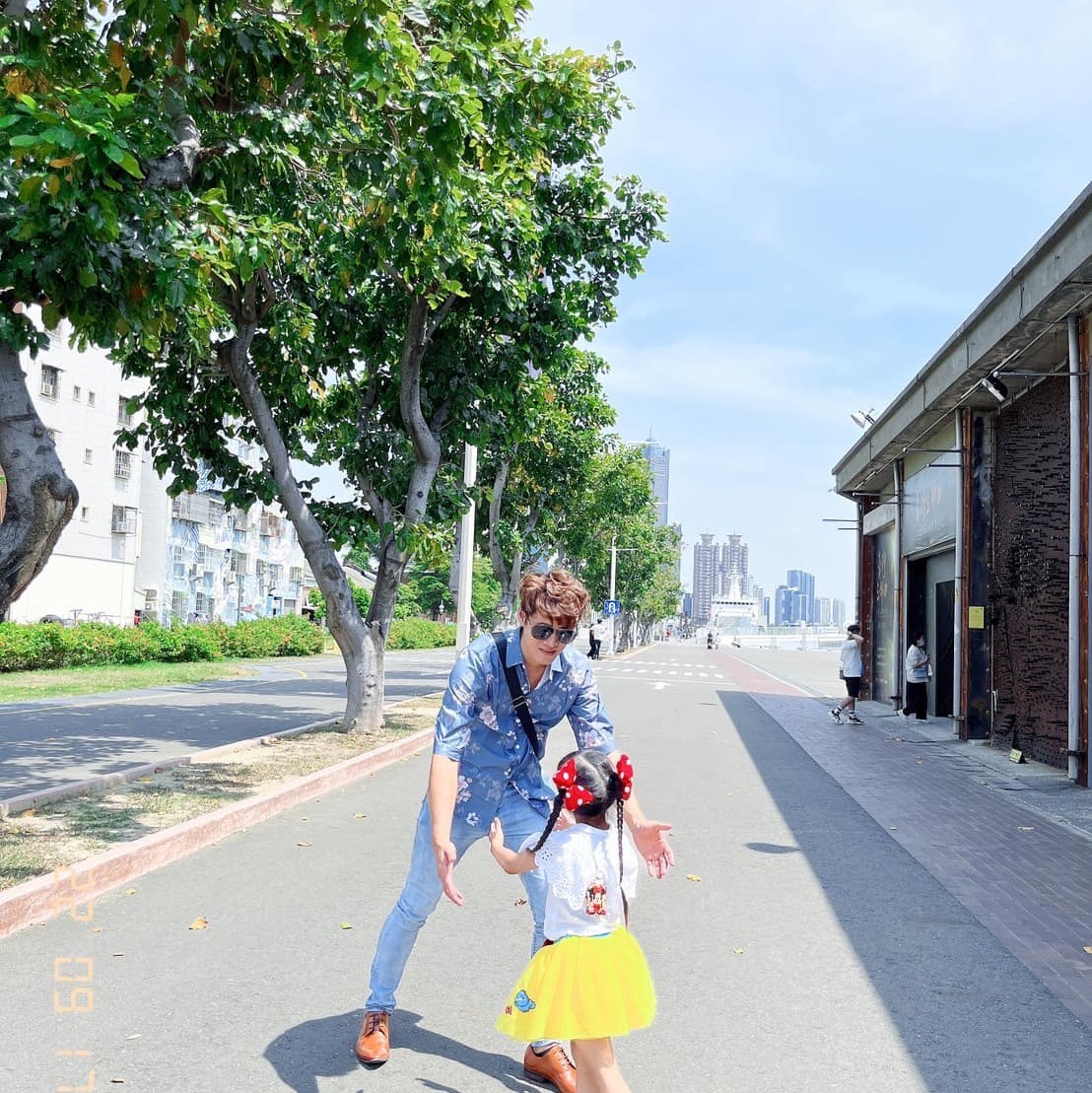 沈凱文 - 老婆在彰基附近買了五顆鍋貼，結果才吃半顆就說：「我不想吃了。」 你們覺得是什麼原因？😂 #傻妻明夫... | Facebook