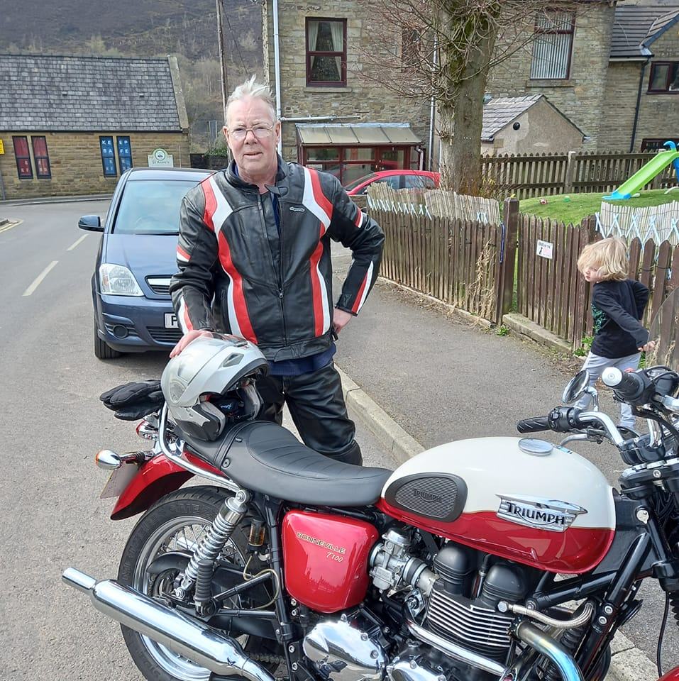 Triumph Bonneville T100 | Can anyone tell me how to remove the seat on ...