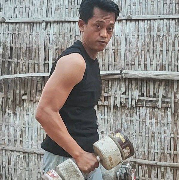 Standing calf raise barefoot on brick, same 20KG bucket. # ...