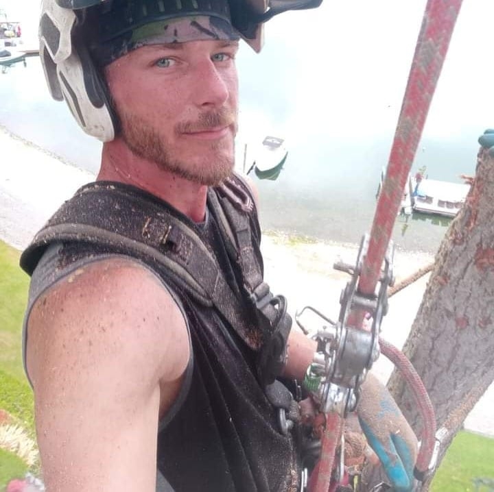 Tree Climbers Facebook Page | Using a clip ,carabiner to rig is stupid ...