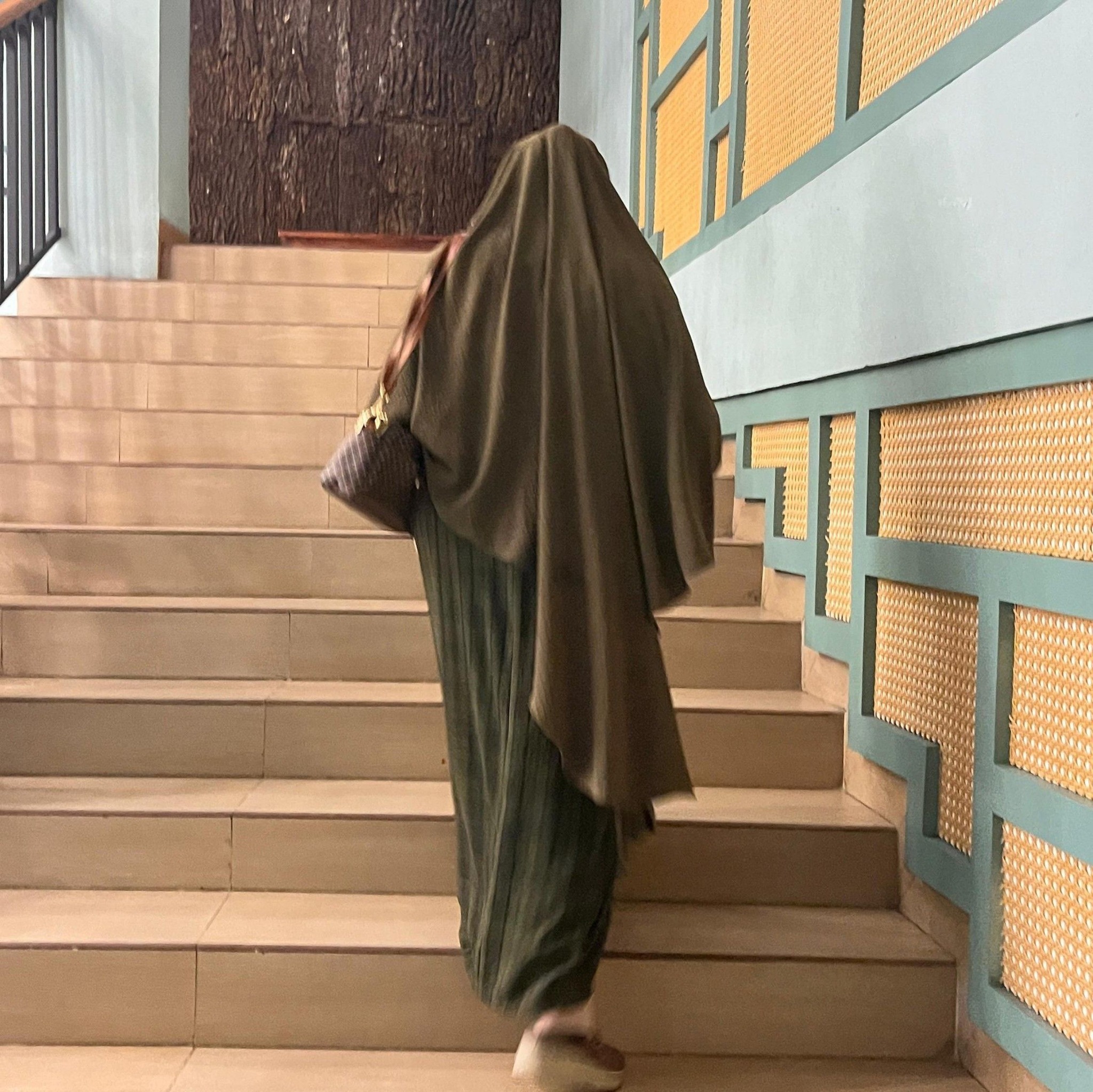 The daily routine of a housewife is washing dishes. | Syarifah Zaen
