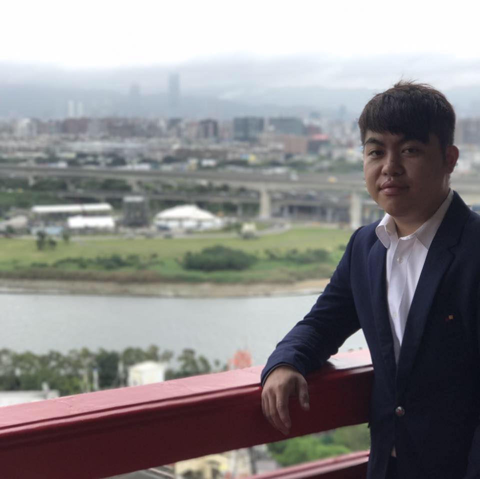 《蜘蛛人：重生日》最新預告公開！故事設定在《蜘蛛人：無家日》事件的四年後，彼得已成為一名成年人，獨自生活，並選擇將自己從摯愛之人的人生與記憶中 ...