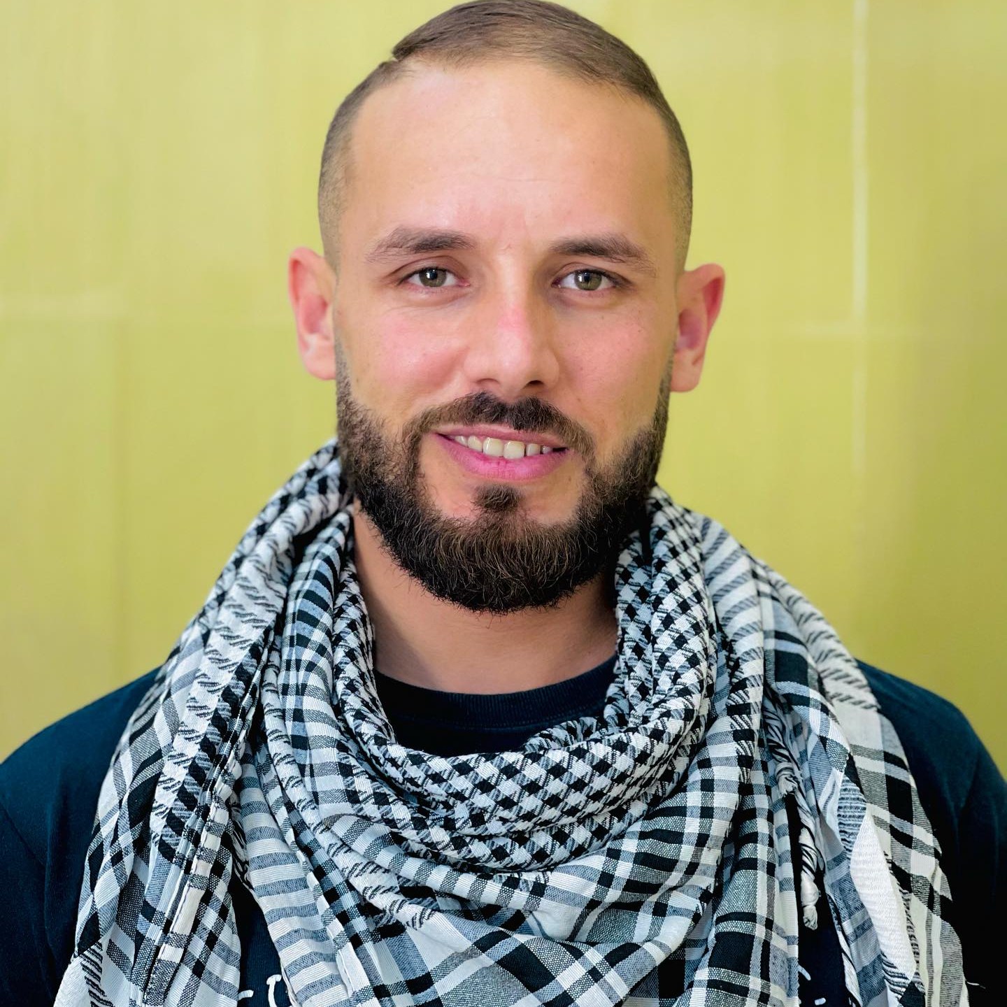 هذا مولا المطور الي وقف معايا يرحم والديه علي الغالي ربي يصلح حالو 💚💚 ...