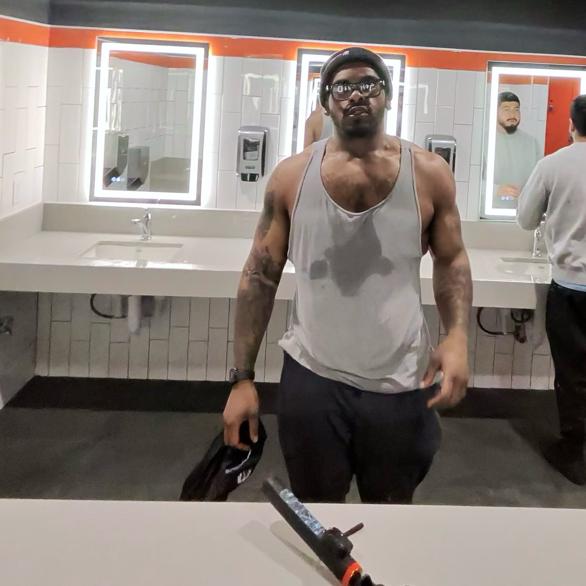 💪🏾 Want bigger arms without needing a gym? Start with these 4 push-up ...
