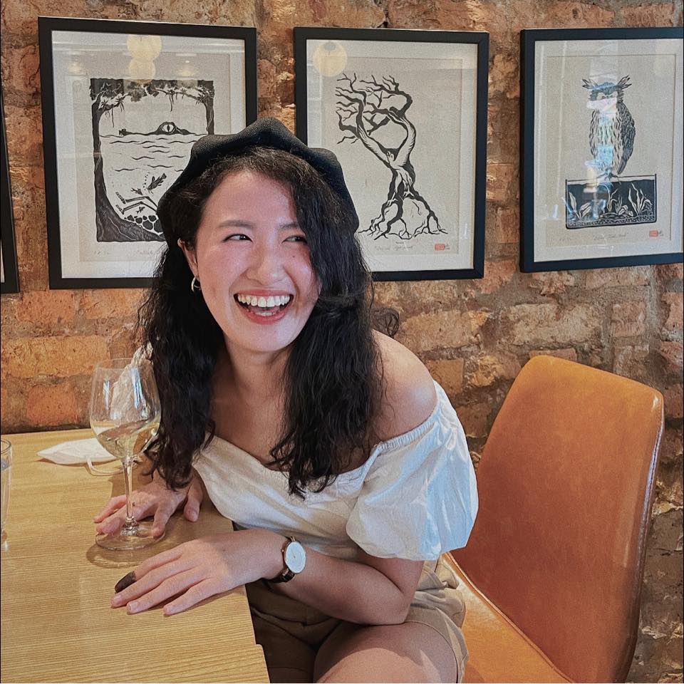 Vanessa Phang - 我一直以為，祖先什麼語言都聽得懂， 結果那天拜拜，我被兩個聖杯打臉打到很安靜🙂... | Facebook