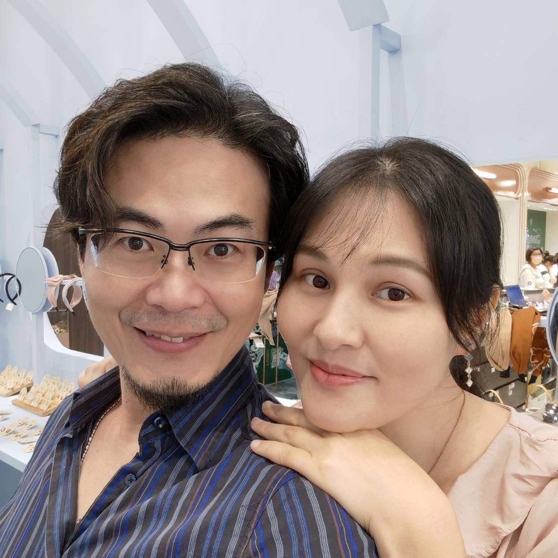 Fa琦銀行點子報 - 阿琦向Peggy阿姨拜師學藝摺蝴蝶 藍色的福蝶是阿琦自己摺出來的喲 跟福蝶拍照 要先有氣質的膝蓋併攏 並保持淺淺的微笑 ...