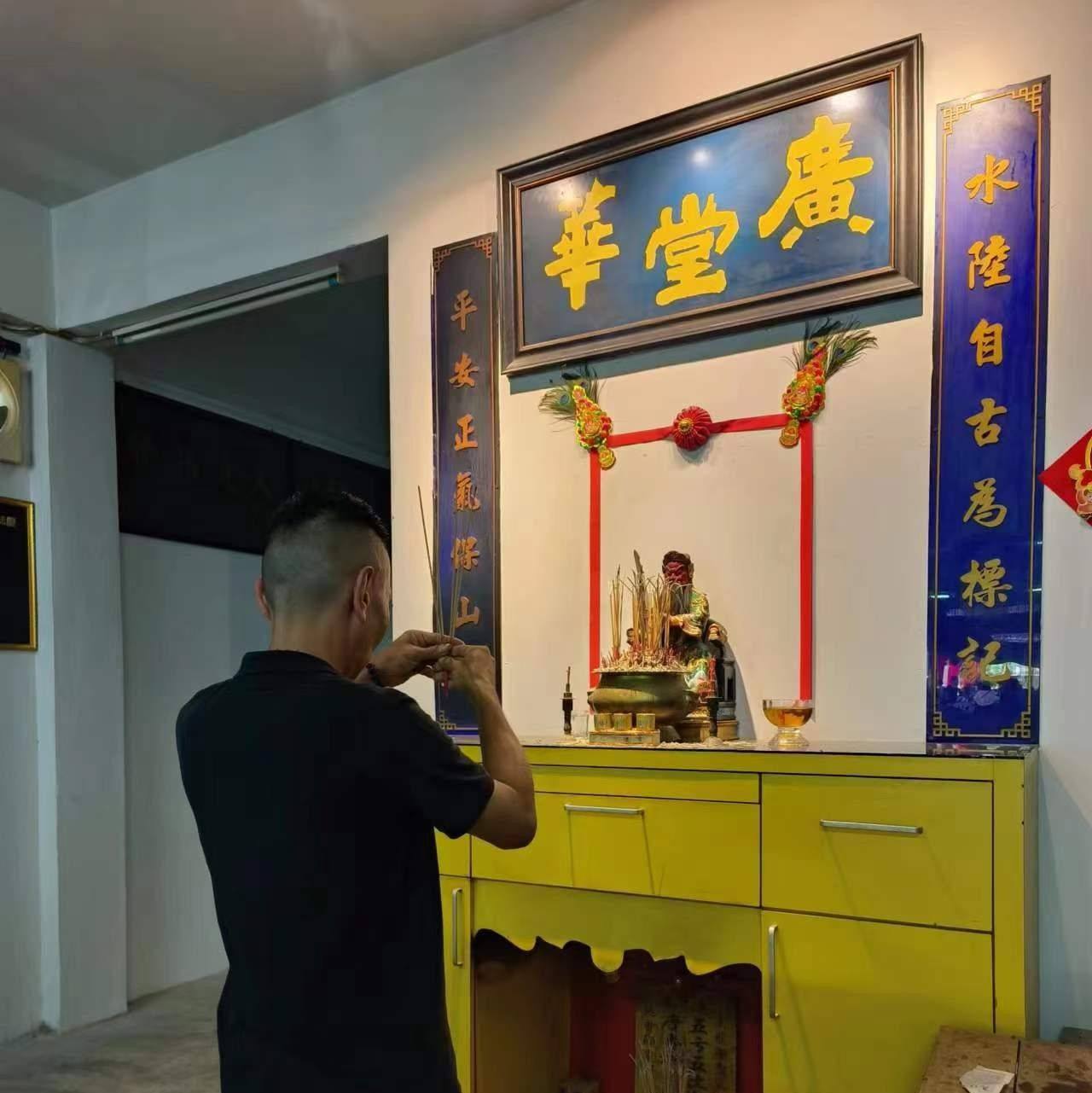佢哋家人已經喺深圳福田開咗一間叫做揭陽鐘記小食， 唔好幫襯佢 最多玩佢 | Facebook