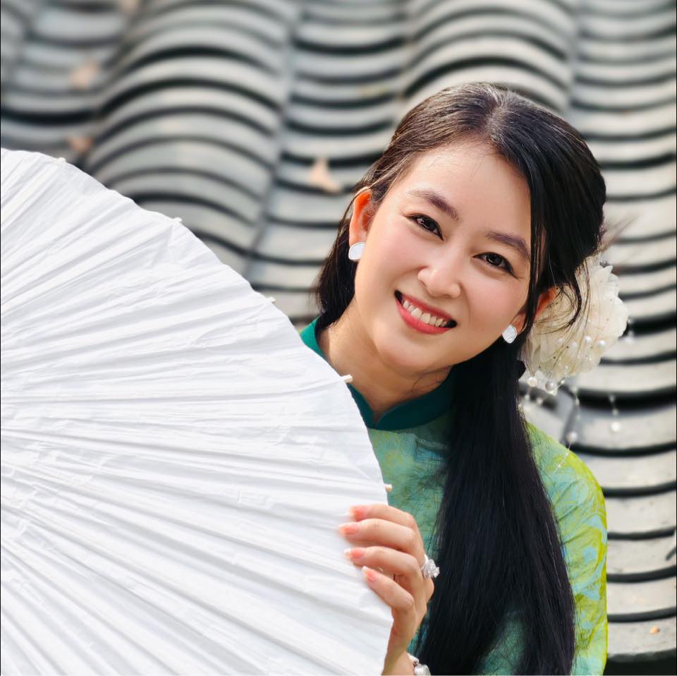 Trời không xanh, mây không trắng, Em không say nắng nhưng lại say anh ...