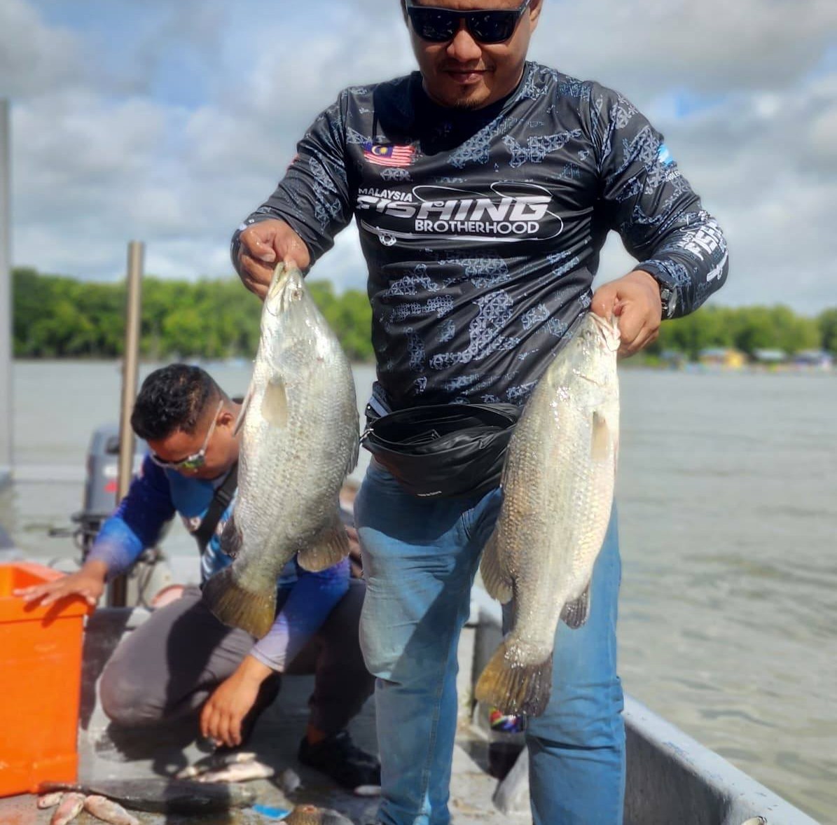 LOVE AND LIKE FISHING Shore-based Trevally are ON FIRE! 🔥🎣 Non-stop ...