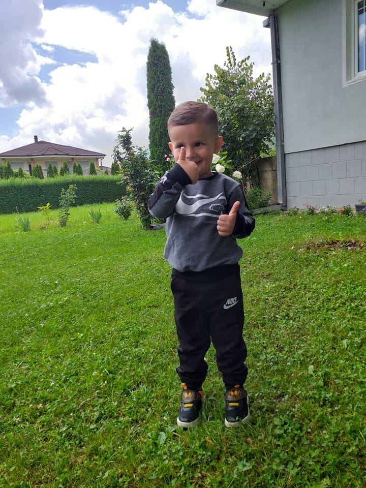 Xhamat e objektit në hyrje të Rrugës së Durrësit i janë thyer xhamat me ...