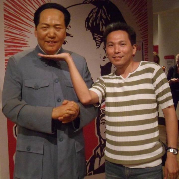 窗前的剪影（武則天獨坐窗前的剪影，窗外是熱鬧的宮廷，窗內是她孤獨的背影。陽光從窗櫺的縫隙中漏進來，在她臉上投下一道細長的、像傷疤一樣的光斑。她 ...