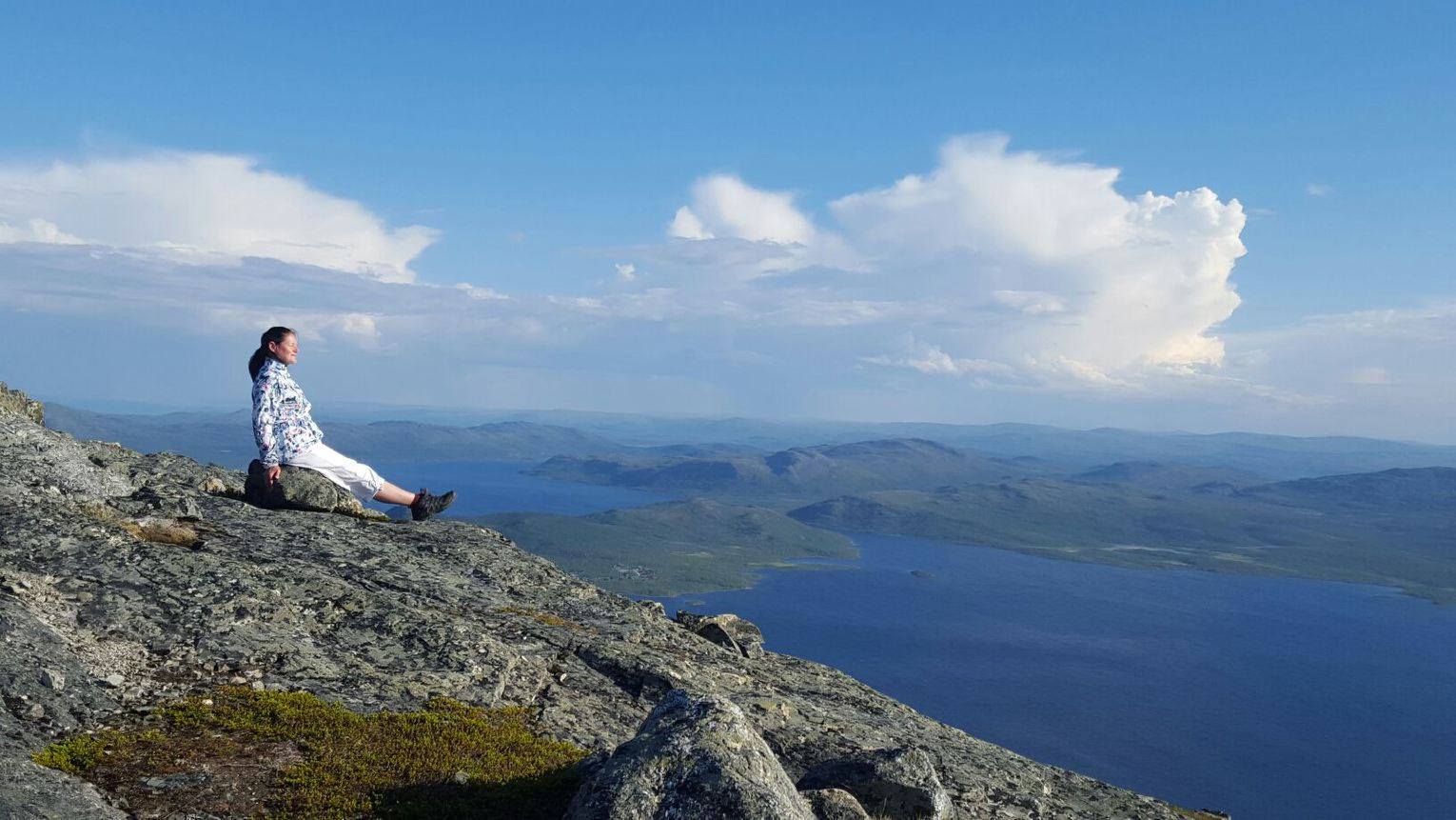Ei ole lunta rinteessä, eikä järvenselkä jäässä, mutta nuotio lämmittää ...