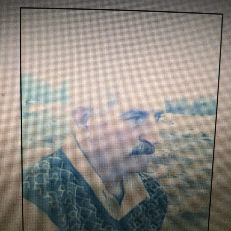 ابو سمرة رح ينجلط من جميل الحسن انو كيف جميل قاعد وراهم وهو قاعد رى ...