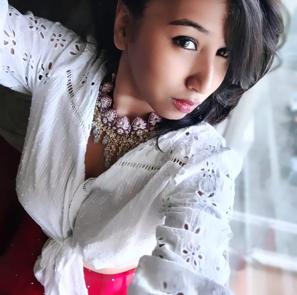Try this easy peasy hairstyle with parandi for upcoming festivals and ...
